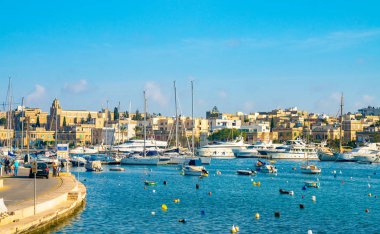 Spinola Bay yakınındaki Valletta, Malta, Tekne Park. 