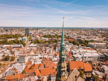 Havadan görünümü çan kulesi St. Peter's Katedrali, Riga, Letonya.