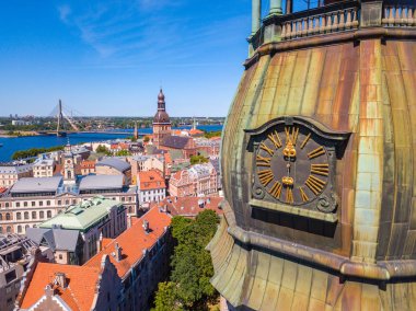 20 Mayıs 2018. Riga, Letonya. Güzel hava Riga görünümüyle yukarıdan St. Peters kilise ve old town Vecriga üst altın horoz. 