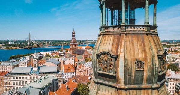 20 Mayıs 2018. Riga, Letonya. Güzel hava Riga görünümüyle yukarıdan St. Peters kilise ve old town Vecriga üst altın horoz.