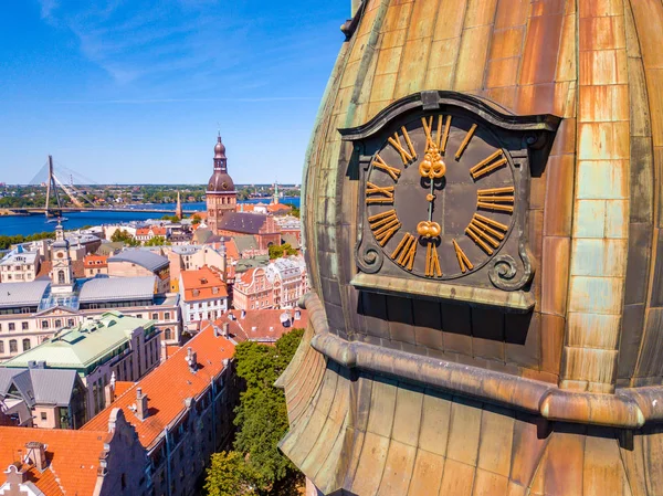 20 Mayıs 2018. Riga, Letonya. Güzel hava Riga görünümüyle yukarıdan St. Peters kilise ve old town Vecriga üst altın horoz. 