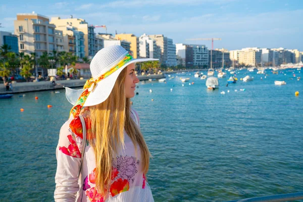 Hermosa Chica Explorando Casco Antiguo Valeta Malta —  Fotos de Stock