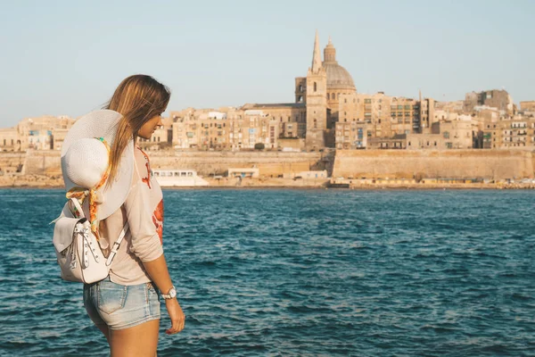 Mayo 2018 Valeta Malta Niña Caminando Por Mar Cerca Del — Foto de Stock