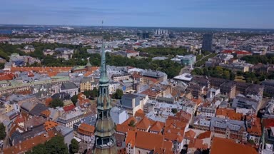 Riga tarihi kentin yukarıdan Riga castle ve kubbeler Katedrali güzel havadan görünümü.