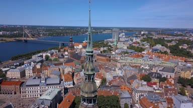 Riga tarihi kentin yukarıdan Riga castle ve kubbeler Katedrali güzel havadan görünümü.