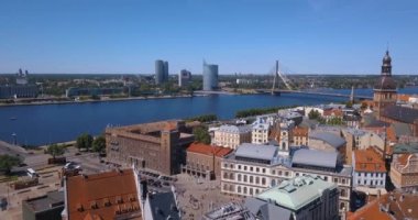 Riga tarihi kentin yukarıdan Riga castle ve kubbeler Katedrali güzel havadan görünümü.