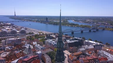 Riga tarihi kentin yukarıdan Riga castle ve kubbeler Katedrali güzel havadan görünümü.
