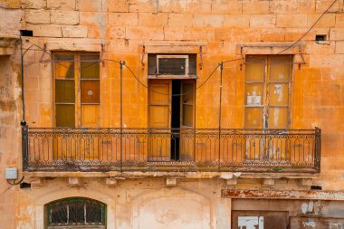 Valletta, Malta. 20 Mayıs 2018. Malta Valletta eski renkli balkon ve kırmızı telefon kutuları ile dar sokaklarında.