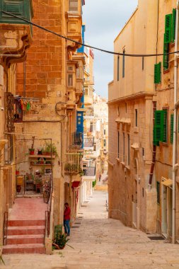 Valletta, Malta. 20 Mayıs 2018. Malta Valletta eski renkli balkon ve kırmızı telefon kutuları ile dar sokaklarında.