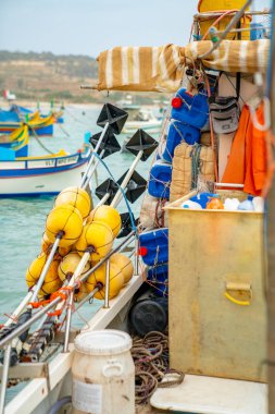 30 Mayıs 2018. Marsaxlokk Malta. Kıyı şeridi tarafından yerleştirilmiş renkli balıkçı tekneleri şaşırtıcı. 