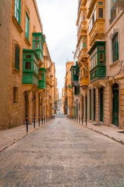 Valletta, Malta - geleneksel evler, dar sokakları ve duvarları Valletta, Malta sermaye şehir bir erken yaz sabahı güneş doğmadan önce