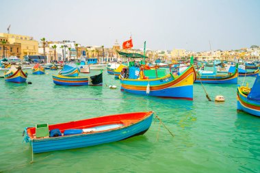 30 Mayıs 2018. Marsaxlokk Malta. Kıyı şeridi tarafından yerleştirilmiş renkli balıkçı tekneleri şaşırtıcı. 