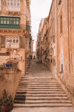 Valletta, Malta. 20 Mayıs 2018. Malta Valletta eski renkli balkon ve kırmızı telefon kutuları ile dar sokaklarında.