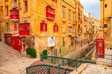 Valletta, Malta. 20 Mayıs 2018. Malta Valletta eski renkli balkon ve kırmızı telefon kutuları ile dar sokaklarında.