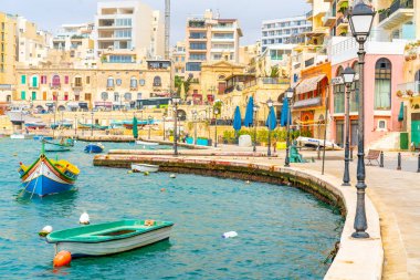 20 Mayıs 2018. St. Julian. Malta. Güzel eski şehir, St. Julian renkli tekneler, defne ile Malta Adası.