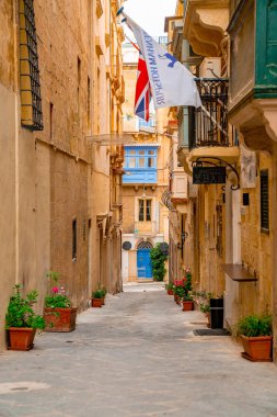 Valletta, Malta - geleneksel evler, dar sokakları ve duvarları Valletta, Malta sermaye şehir bir erken yaz sabahı güneş doğmadan önce