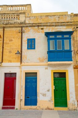Valletta, Malta. 20 Mayıs 2018. Malta Valletta eski renkli balkon ve kırmızı telefon kutuları ile dar sokaklarında. 