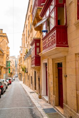 Valletta, Malta. 20 Mayıs 2018. Malta Valletta eski renkli balkon ve kırmızı telefon kutuları ile dar sokaklarında.