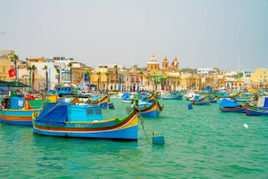 30 Mayıs 2018. Marsaxlokk Malta. Kıyı şeridi tarafından yerleştirilmiş renkli balıkçı tekneleri şaşırtıcı. 