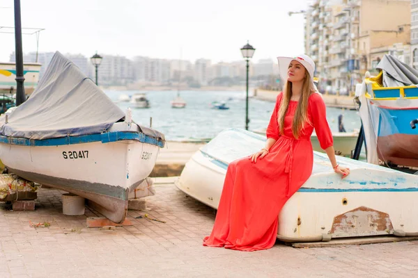 Valeta Malta Mayo 2018 Hermosa Chica Vestido Rojo Sentado Junto — Foto de Stock