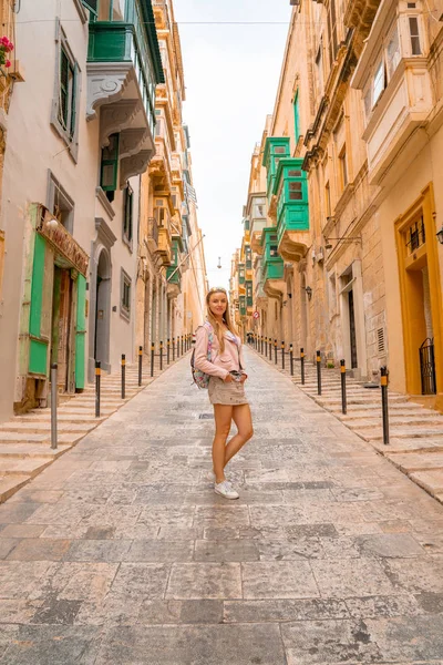 Valeta Malta Mayo 2018 Chica Joven Las Estrechas Calles Valeta — Foto de Stock