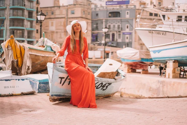 Valeta Malta Mayo 2018 Hermosa Chica Vestido Rojo Sentado Junto — Foto de Stock