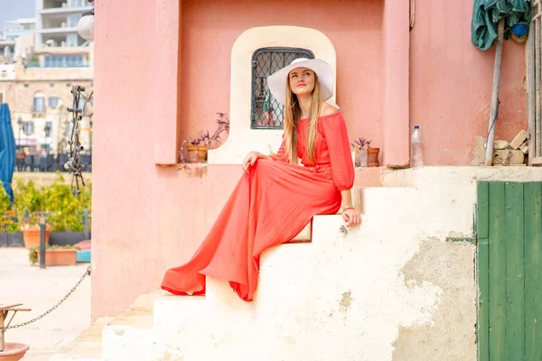 Hermosa Chica Vestido Rojo Largo Sentado Junto Casa Rosa Roja — Foto de Stock