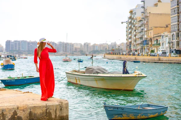 Hermosa Chica Vestido Rojo Caminando Por Casco Antiguo Junto Mar —  Fotos de Stock