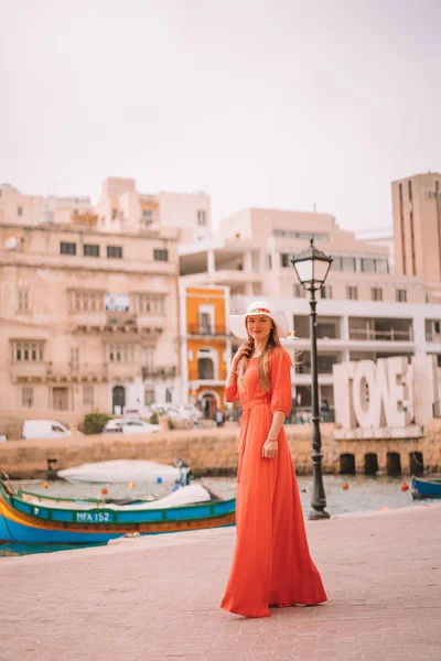 Valeta Malta Mayo 2018 Hermosa Chica Vestido Rojo Caminando Por — Foto de Stock