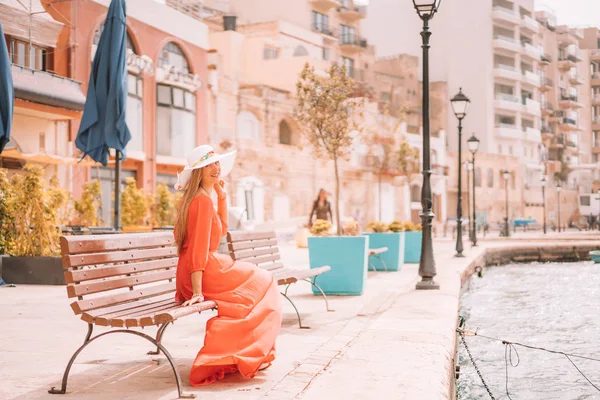 Valeta Malta Mayo 2018 Hermosa Chica Vestido Rojo Sentado Junto — Foto de Stock
