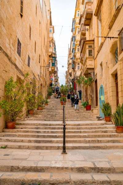 Valletta, Malta. 20 Mayıs 2018. Malta Valletta eski renkli balkon ve kırmızı telefon kutuları ile dar sokaklarında.
