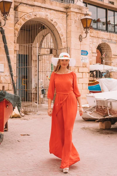 Valeta Malta Mayo 2018 Hermosa Chica Vestido Rojo Caminando Por — Foto de Stock