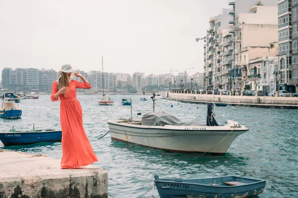 Hermosa Chica Vestido Rojo Caminando Por Casco Antiguo Junto Mar — Foto de Stock