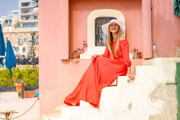 Hermosa Chica Vestido Rojo Largo Sentado Junto Casa Rosa Roja — Foto de Stock