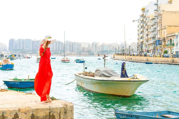 Hermosa Chica Vestido Rojo Caminando Por Casco Antiguo Junto Mar — Foto de Stock