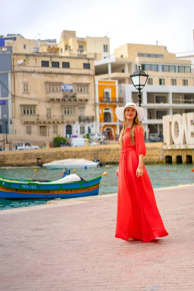 Valeta Malta Mayo 2018 Hermosa Chica Vestido Rojo Caminando Por — Foto de Stock