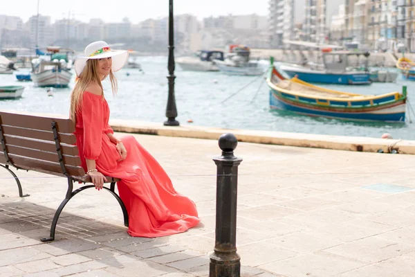 Valeta Malta Mayo 2018 Hermosa Chica Vestido Rojo Sentado Junto — Foto de Stock