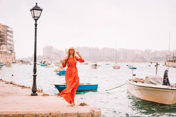 Valeta Malta Mayo 2018 Hermosa Chica Vestido Rojo Caminando Por — Foto de Stock