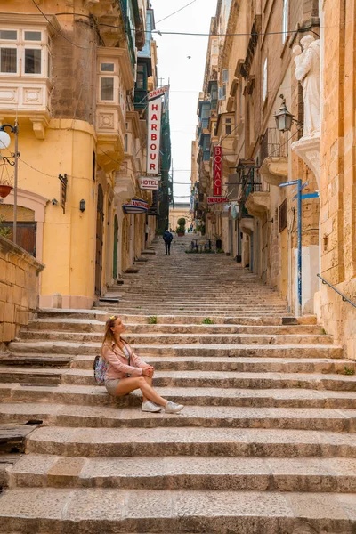 Valeta Malta Mayo 2018 Niña Sentada Las Escaleras Por Las — Foto de Stock