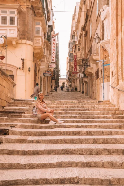 Valeta Malta Mayo 2018 Niña Sentada Las Escaleras Por Las — Foto de Stock