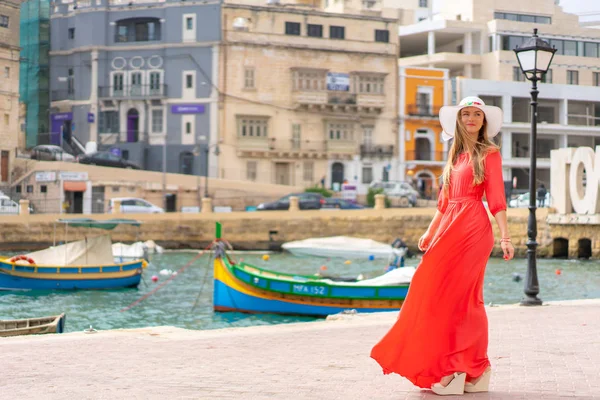 Valeta Malta Mayo 2018 Hermosa Chica Vestido Rojo Caminando Por — Foto de Stock