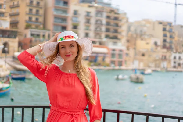 Valeta Malta Mayo 2018 Hermosa Chica Vestido Rojo Caminando Por — Foto de Stock