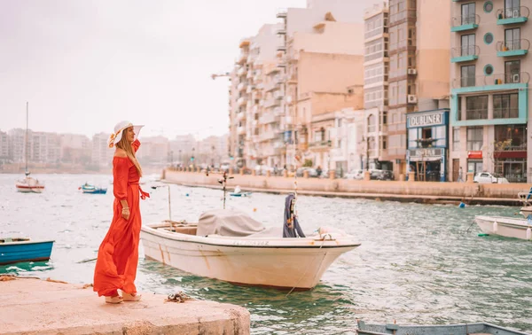 Valeta Malta Mayo 2018 Hermosa Chica Vestido Rojo Caminando Por — Foto de Stock