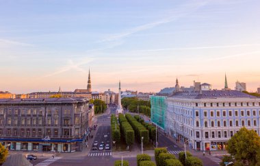 10 Haziran 2018. Riga, Letonya. Akşam günbatımı Anıtı Milda şaşırtıcı sırasında eski şehir merkezinde güzel hava görünümünü göster.