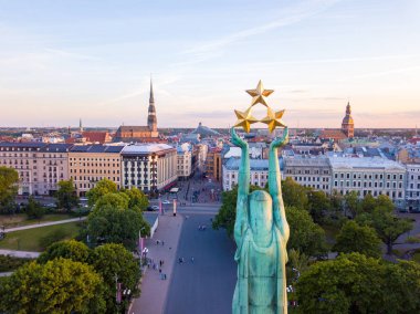 10 Haziran 2018. Riga, Letonya. Akşam günbatımı Anıtı Milda şaşırtıcı sırasında eski şehir merkezinde güzel hava görünümünü göster.