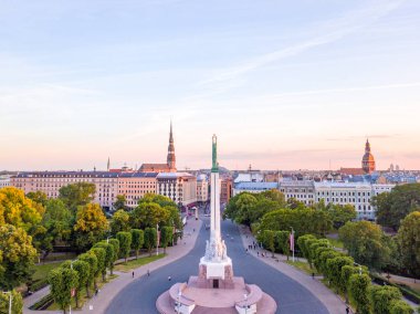 10 Haziran 2018. Riga, Letonya. Akşam günbatımı Anıtı Milda şaşırtıcı sırasında eski şehir merkezinde güzel hava görünümünü göster.
