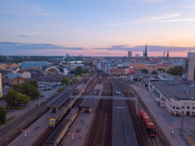 Riga, Letonya. 10 Haziran 2018. Riga Merkez Tren İstasyonu güzel gün batımı sırasında havadan görünümü.