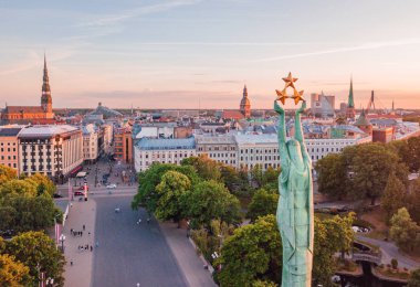 10 Haziran 2018. Riga, Letonya. Akşam günbatımı Anıtı Milda şaşırtıcı sırasında eski şehir merkezinde güzel hava görünümünü göster.