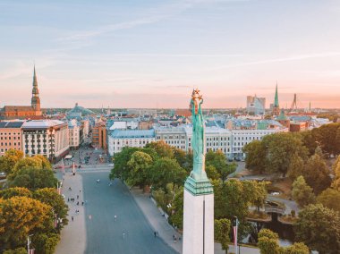 10 Haziran 2018. Riga, Letonya. Akşam günbatımı Anıtı Milda şaşırtıcı sırasında eski şehir merkezinde güzel hava görünümünü göster.