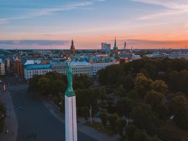 10 Haziran 2018. Riga, Letonya. Akşam günbatımı Anıtı Milda şaşırtıcı sırasında eski şehir merkezinde güzel hava görünümünü göster.